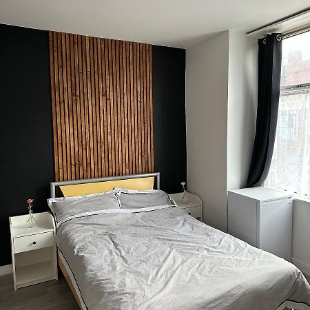 Modern En Suite Bedroom Close To City Centre Leeds  Kültér fotó