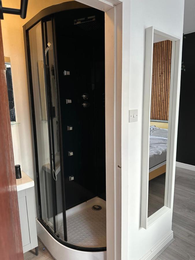 Modern En Suite Bedroom Close To City Centre Leeds  Kültér fotó