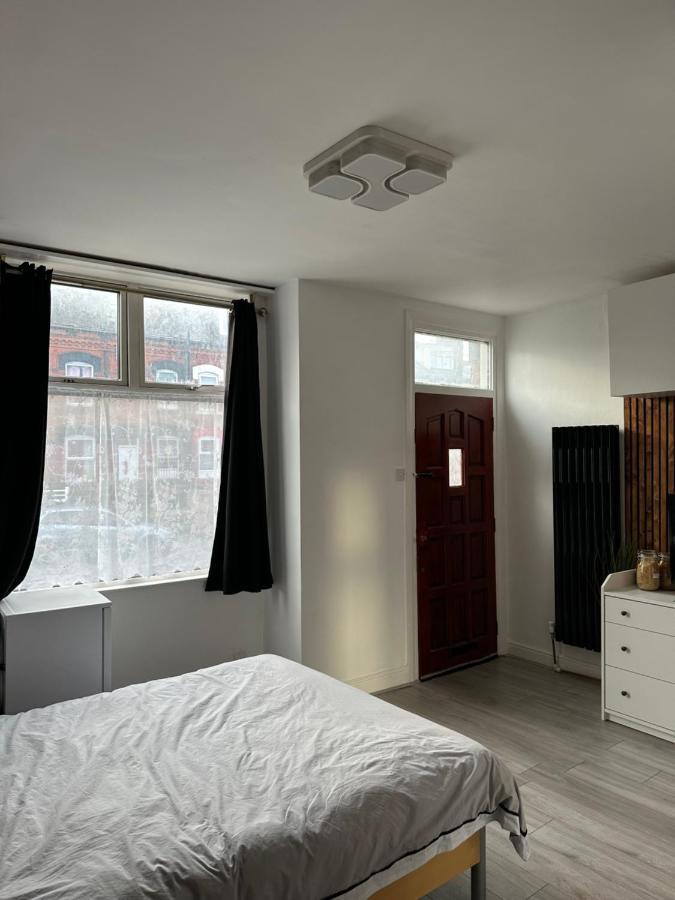Modern En Suite Bedroom Close To City Centre Leeds  Kültér fotó